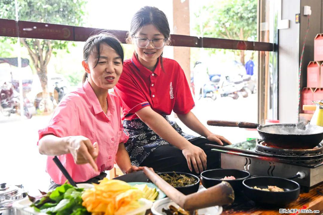 全网追的“扁担女孩”，找了一份暑假工，时薪12元 - 楚雄生活资讯 - 楚雄28生活网 cx.28life.com