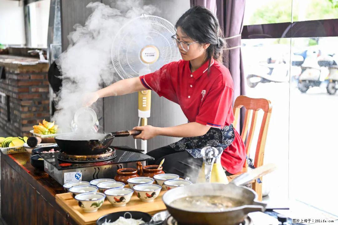 全网追的“扁担女孩”，找了一份暑假工，时薪12元 - 楚雄生活资讯 - 楚雄28生活网 cx.28life.com